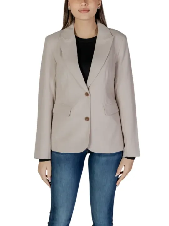 Beige Blazer mit weiblichem Model