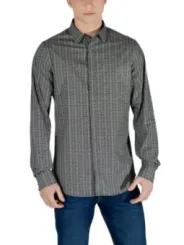 Mann trägt Armani Exchange Hemd