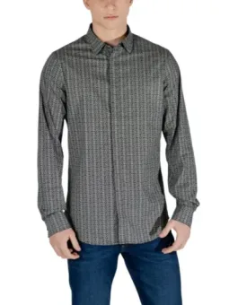 Mann trägt Armani Exchange Hemd