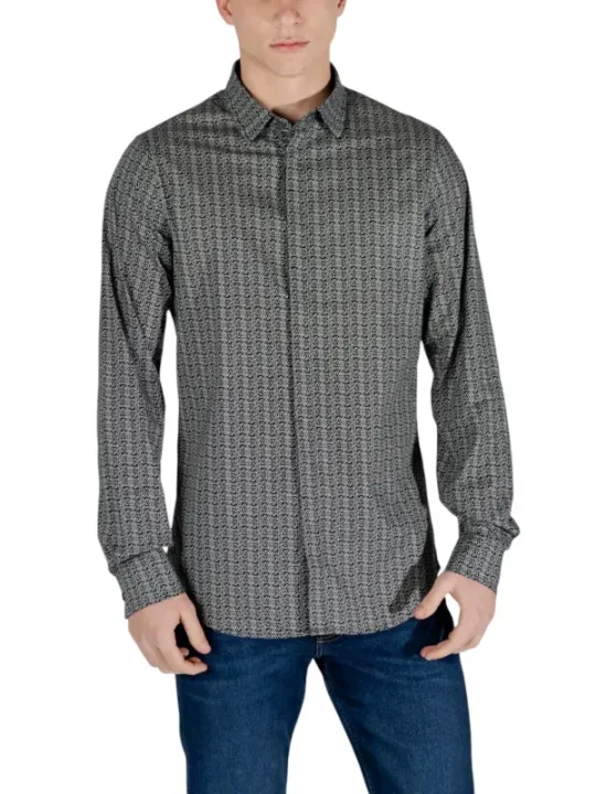 Mann trägt Armani Exchange Hemd