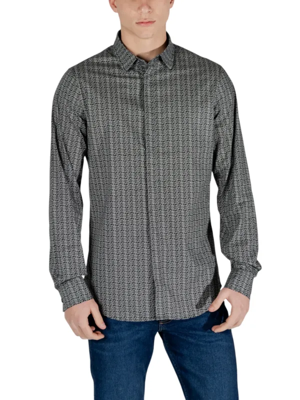 Mann trägt Armani Exchange Hemd