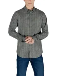 Mann trägt Armani Exchange Hemd