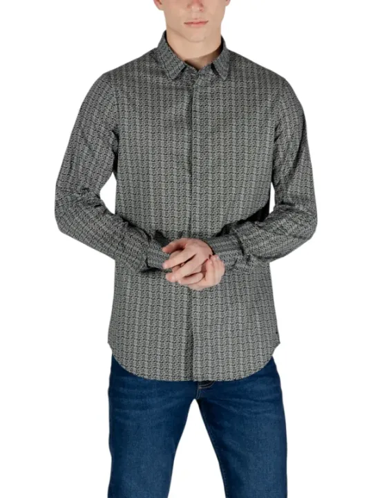Mann trägt Armani Exchange Hemd