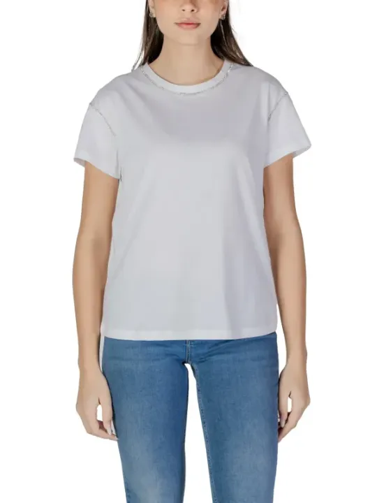 Weißes T-Shirt mit Jeans