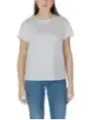 Weißes T-Shirt mit Jeans