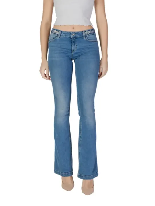 Mittlerlange, zerrissene Damenjeans mit geradem Bein