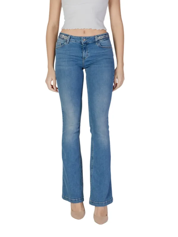 Mittlerlange, zerrissene Damenjeans mit geradem Bein