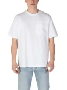Weißes T-Shirt mit Jeans