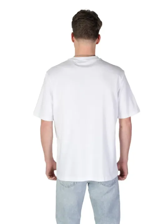 Mann trägt weißes Antony Morato T-Shirt