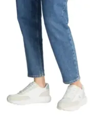 Jeans und weiße Sneaker