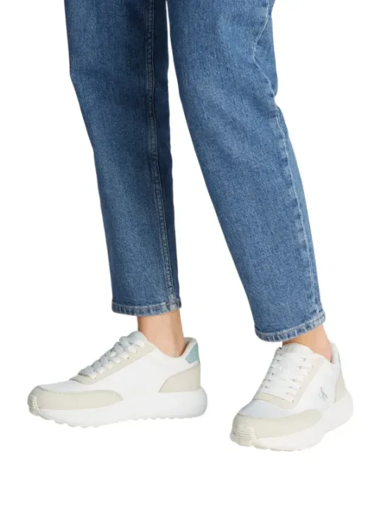 Jeans und weiße Sneaker