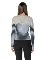 Gestreiftes Oberteil mit Spitze hinten