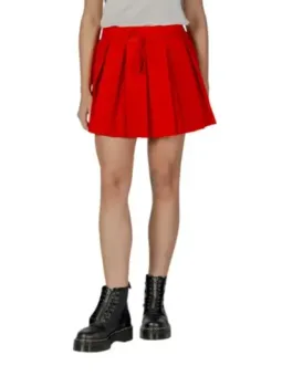 Roter Faltenrock mit Stiefeln