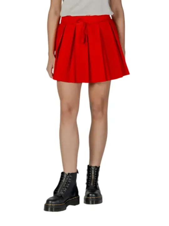 Roter Faltenrock mit Stiefeln