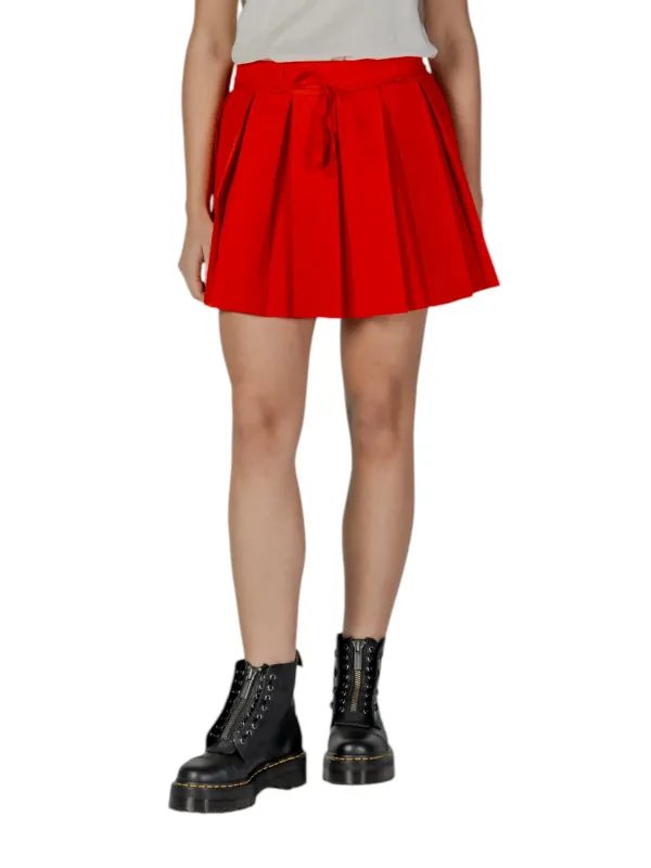 Roter Faltenrock mit Stiefeln