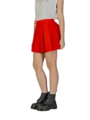 Roter Faltenrock mit Gürtel