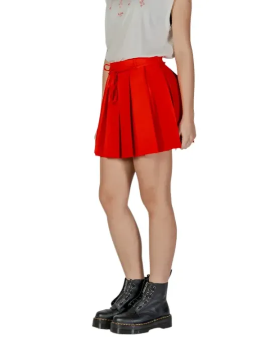 Roter Faltenrock mit Gürtel