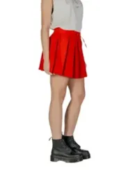 Roter Plisseerock mit Kordelzug