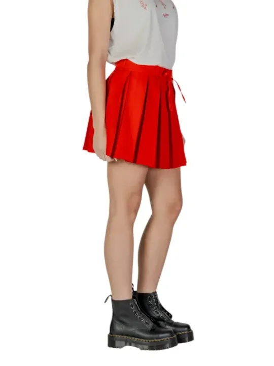 Roter Plisseerock mit Kordelzug