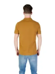 Mann trägt gelbes Replay Poloshirt.