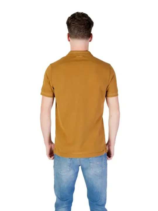 Mann trägt gelbes Replay Poloshirt.