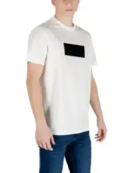 Mann trägt weißes T-Shirt Jeans