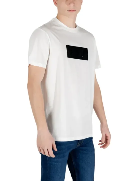 Mann trägt weißes T-Shirt Jeans