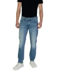 Männermodel trägt blaue Guess Jeans