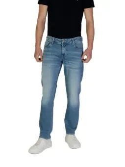 Männermodel trägt blaue Guess Jeans