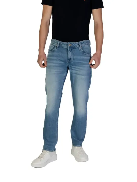 Männermodel trägt blaue Guess Jeans
