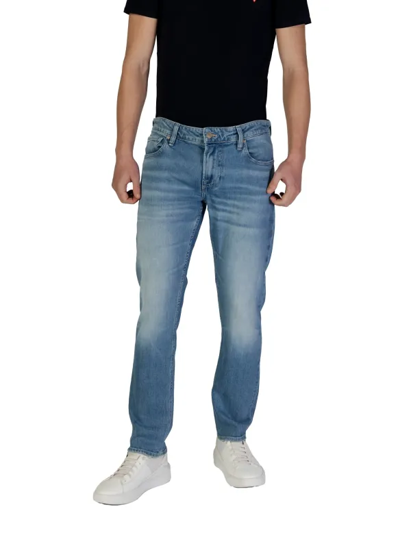 Männermodel trägt blaue Guess Jeans