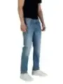Guess 482858 Jeans Herrenmodell trägt