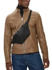 Mann mit Lederjacke und Gürteltasche