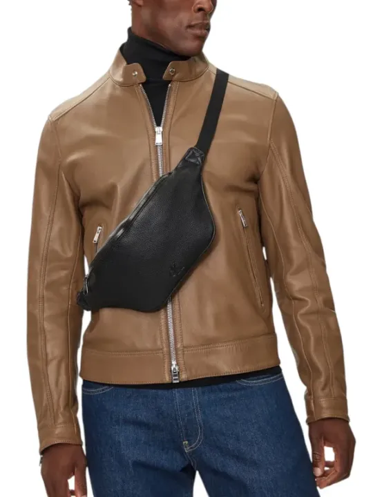 Mann mit Lederjacke und Gürteltasche