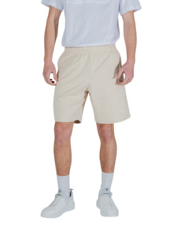 Mann trägt Ea7 beige Shorts