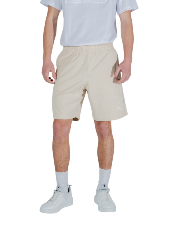 Mann trägt Ea7 beige Shorts