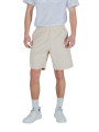 Mann trägt Ea7 beige Shorts