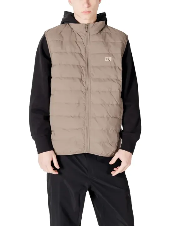 Beige Pufferweste mit schwarzem Hoodie