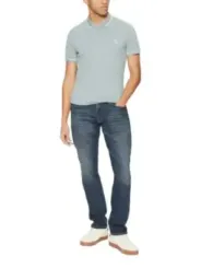 Dunkle Jeans mit grauem Polo