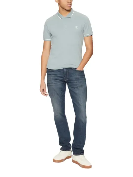 Dunkle Jeans mit grauem Polo