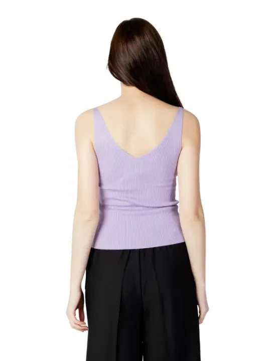 Lavendelfarbenes Tanktop mit grauer Hose