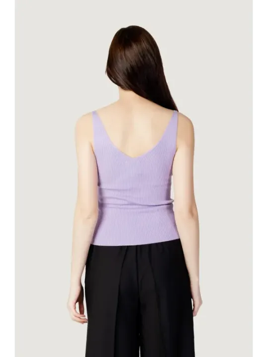 Lila gestreiftes Tanktop mit schwarzer Hose