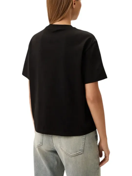 Schwarzes T-Shirt mit Kurve hinten