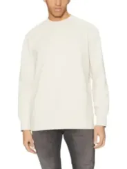 Mann trägt weiße Calvin Klein Jeans