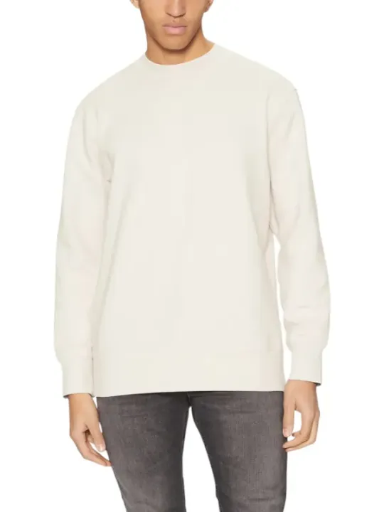 Mann trägt weiße Calvin Klein Jeans