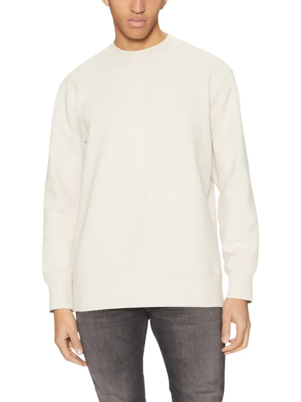 Mann trägt weiße Calvin Klein Jeans