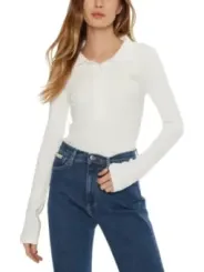 Weißes Polohemd mit Jeans