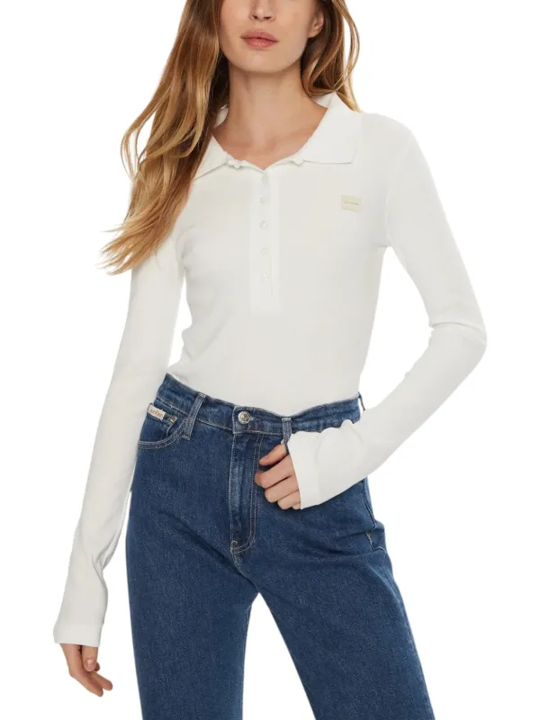 Weißes Polohemd mit Jeans