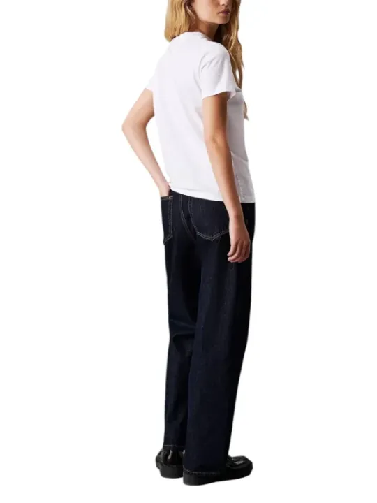 Dunkle Jeans, weißes T-Shirt, lässig