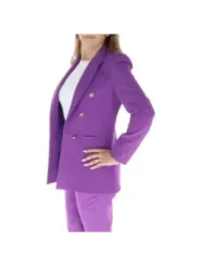 Frau trägt lila Businessanzug